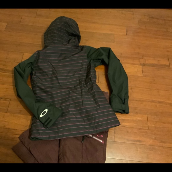 Oakley Snowboarding Jacket - Picture 3 of 3